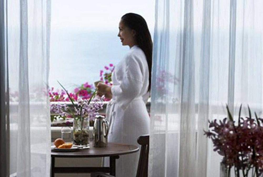 Miri Marriott Resort & Spa Pokój zdjęcie A woman wearing a bathrobe