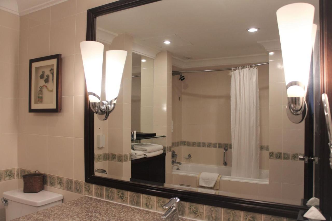 Miri Marriott Resort & Spa Zewnętrze zdjęcie A bathroom mirror