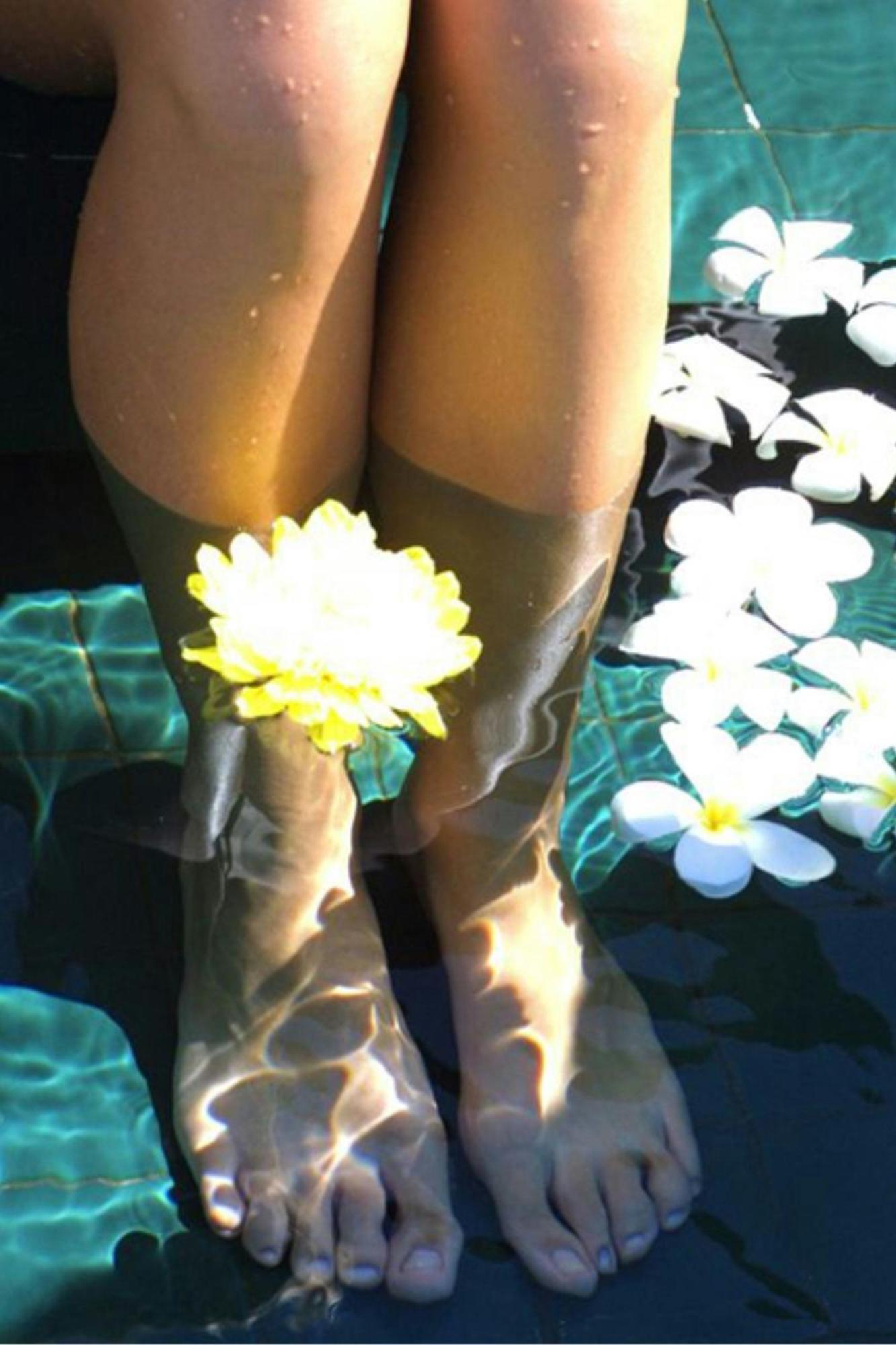 Miri Marriott Resort & Spa Zewnętrze zdjęcie A woman wearing rain boots