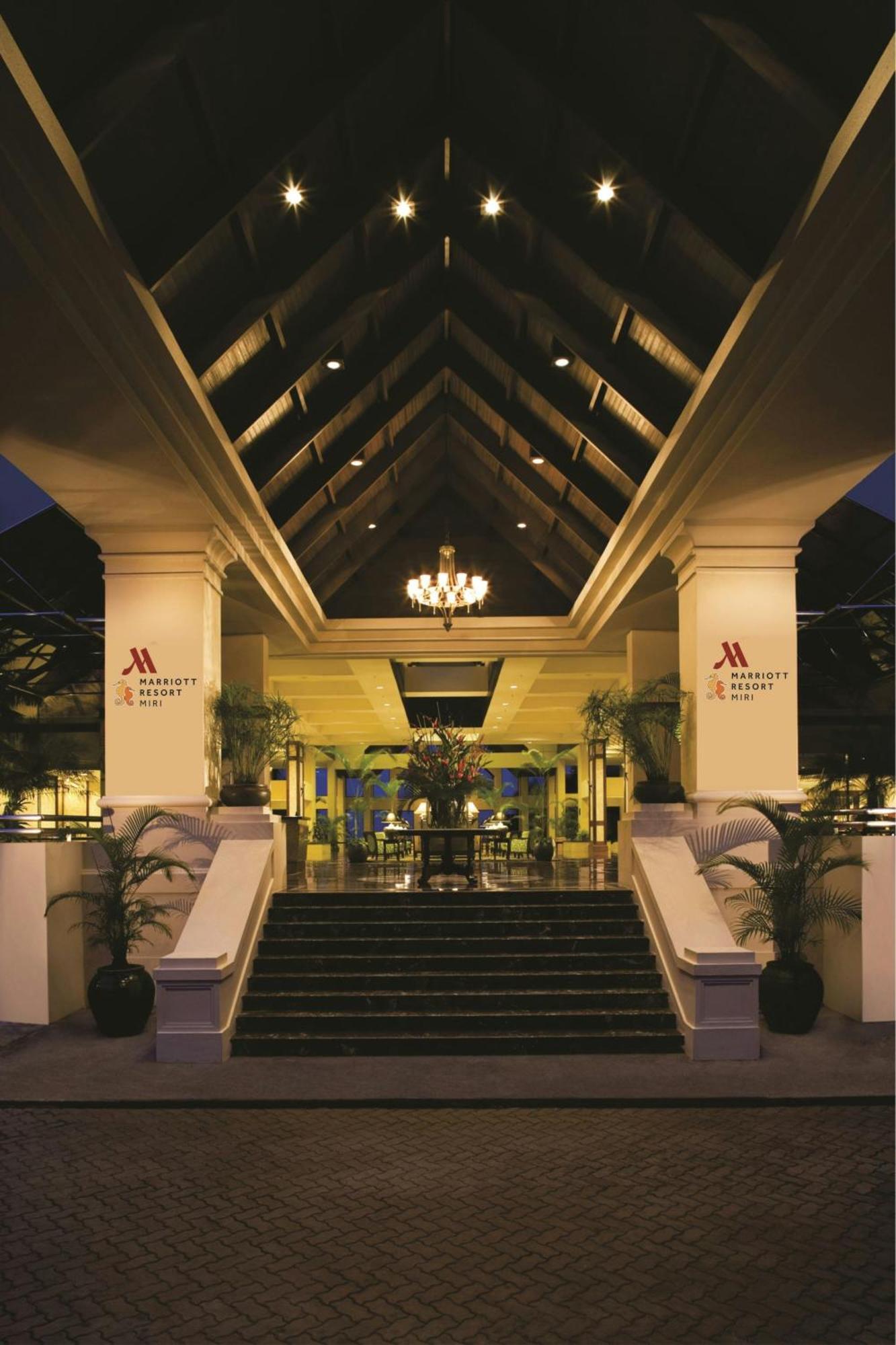 Miri Marriott Resort & Spa Zewnętrze zdjęcie The hotel's entrance