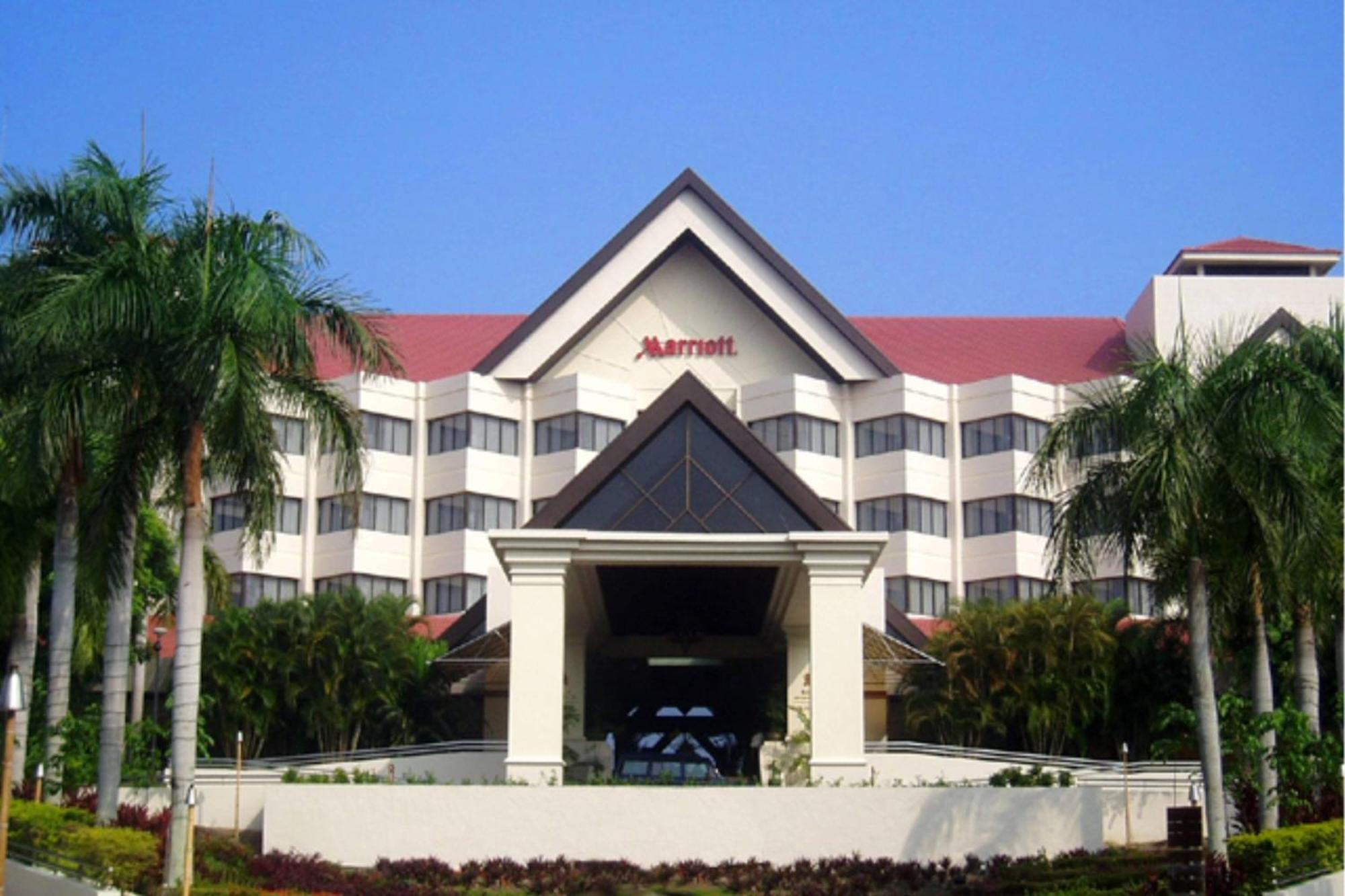 Miri Marriott Resort & Spa Zewnętrze zdjęcie The hotel's main entrance