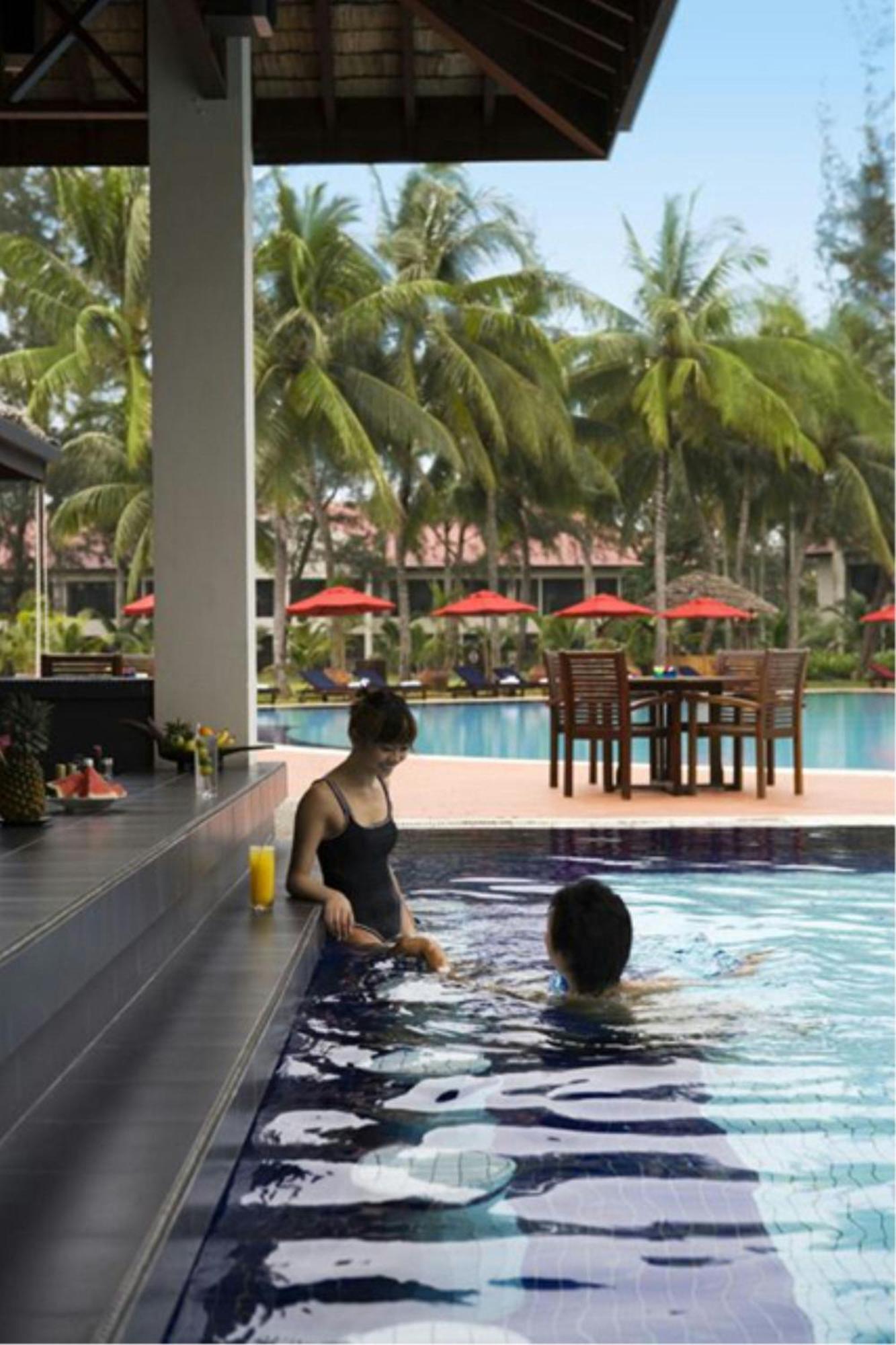 Miri Marriott Resort & Spa Zewnętrze zdjęcie Swimming pool at the hotel