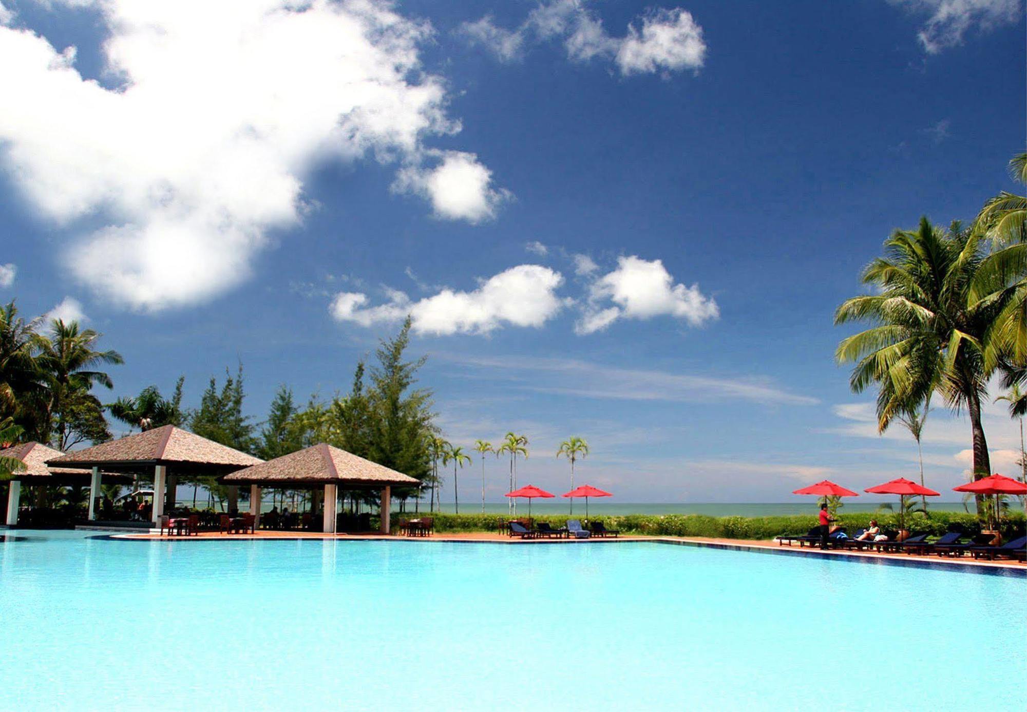 Miri Marriott Resort & Spa Zewnętrze zdjęcie The pool at the Royal Island Resort and Spa